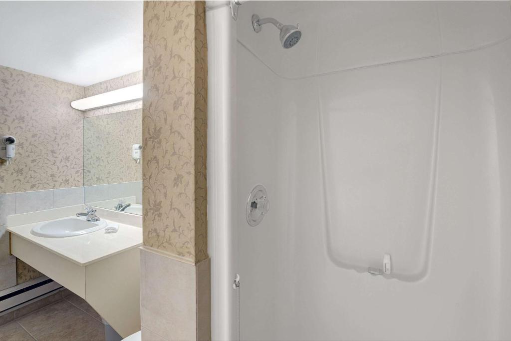 Super 8 by Wyndham Niagara Falls North - Resim 14