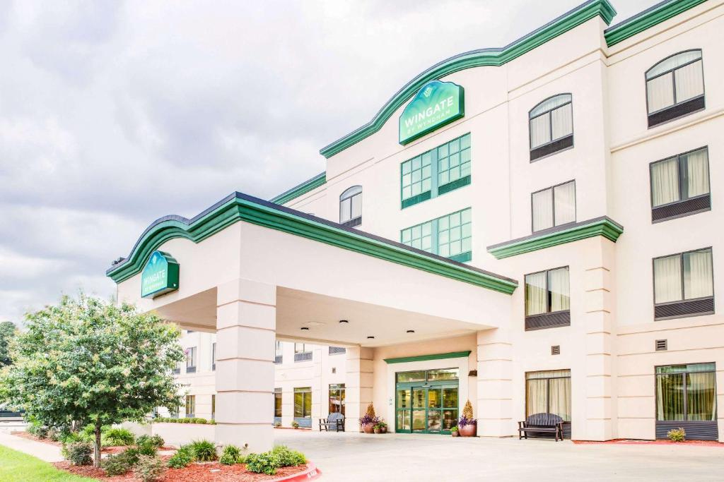 eine Darstellung der Vorderseite eines Hotels in der Unterkunft Wingate by Wyndham Bossier City in Bossier City