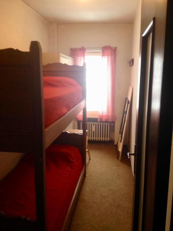A bed or beds in a room at Alloggio a Sestriere fronte piste