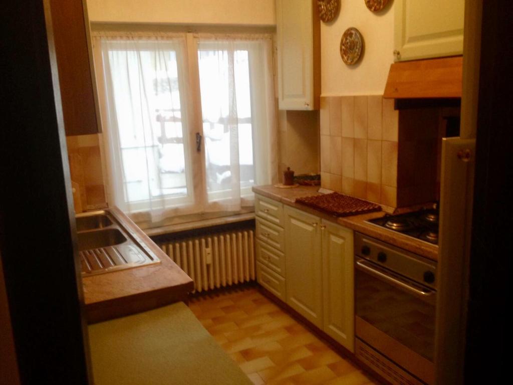 A kitchen or kitchenette at Alloggio a Sestriere fronte piste