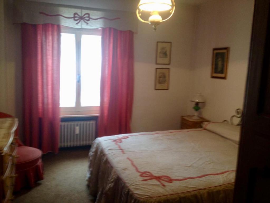A bed or beds in a room at Alloggio a Sestriere fronte piste