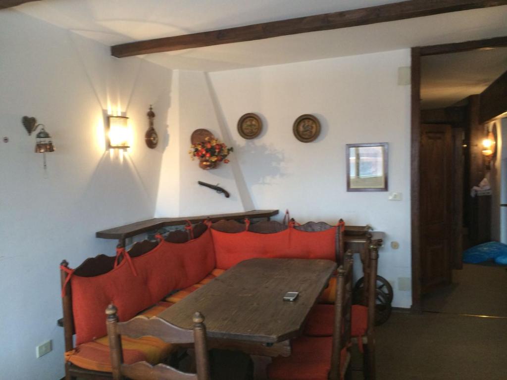 A seating area at Alloggio a Sestriere fronte piste