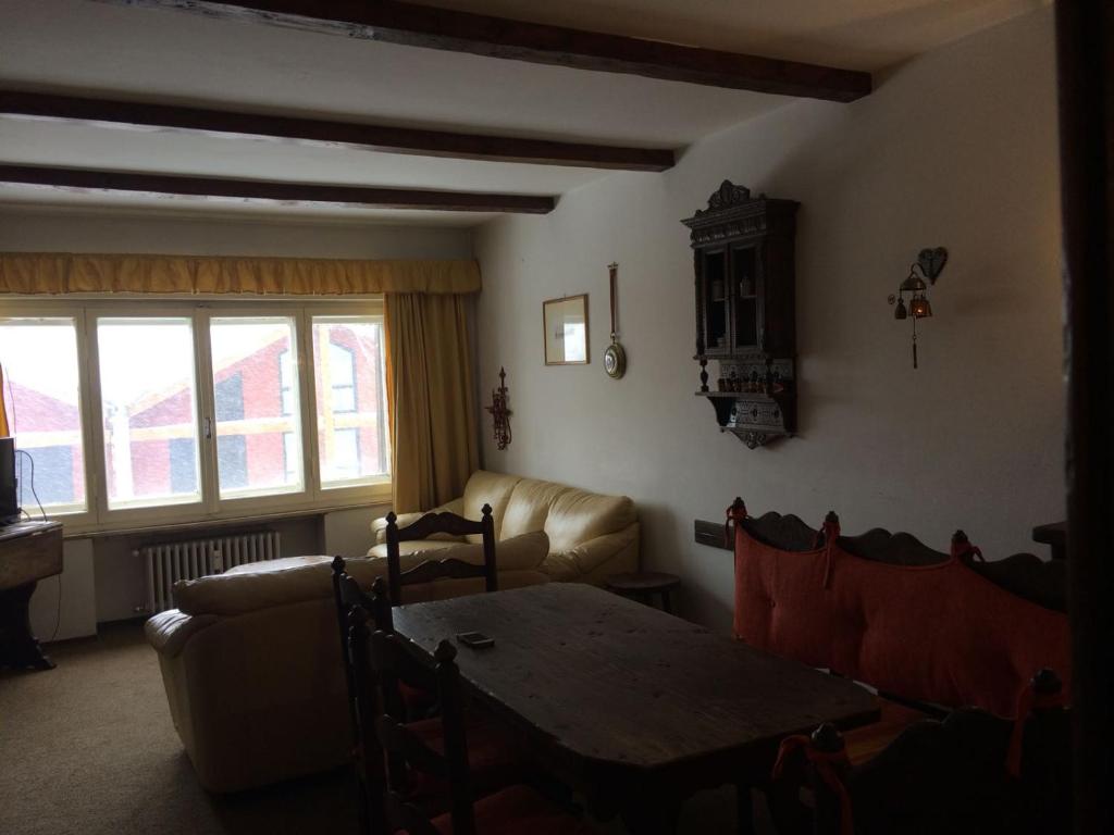 A seating area at Alloggio a Sestriere fronte piste