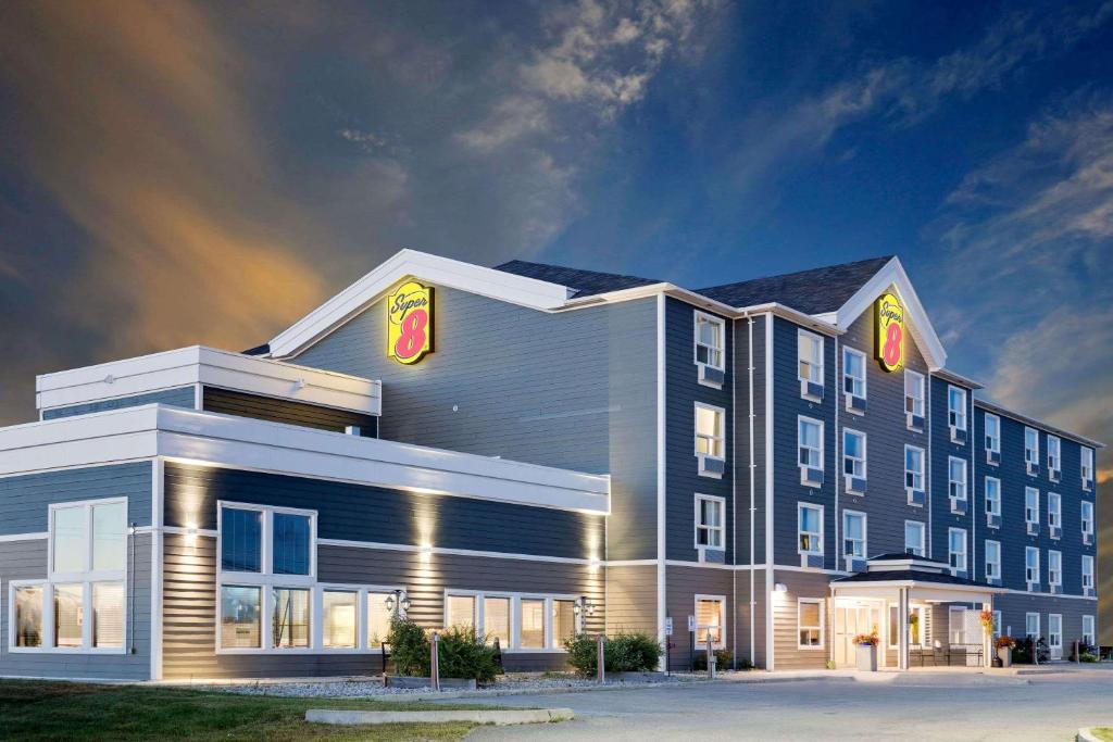 una representación de la parte delantera de un hotel en Super 8 by Wyndham Kapuskasing, en Kapuskasing