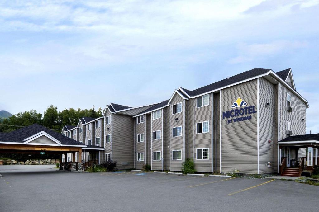 uma prestação de um hotel com estacionamento em Eagle River Microtel em Eagle River