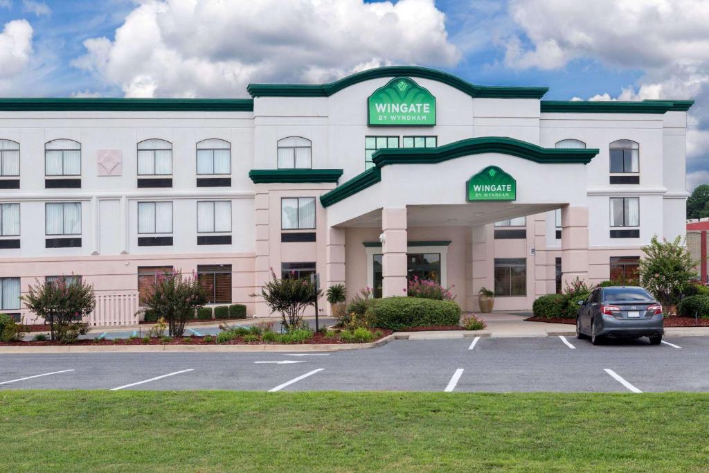 a hotel with a car parked in front of it at Wingate by Wyndham West Monroe in West Monroe