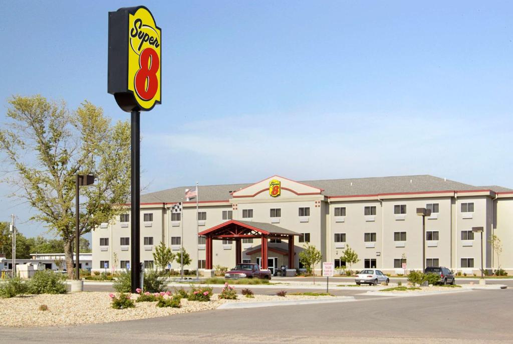 ein Hotel mit einer Tankstelle davor in der Unterkunft Super 8 by Wyndham Topeka at Forbes Landing in Topeka