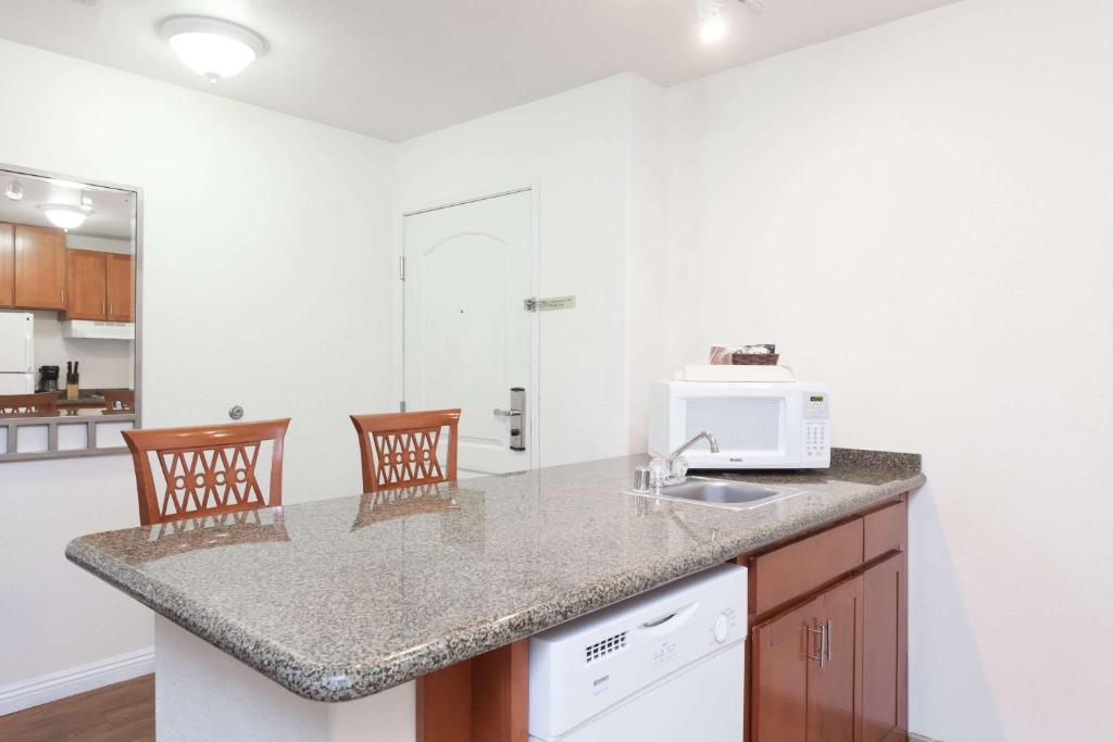 Hawthorn Suites - One-Bedroom King Suite - Non-Smoking