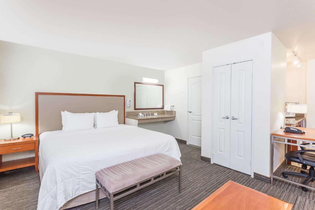 Hawthorn Suites - King Studio Suite - Non-Smoking