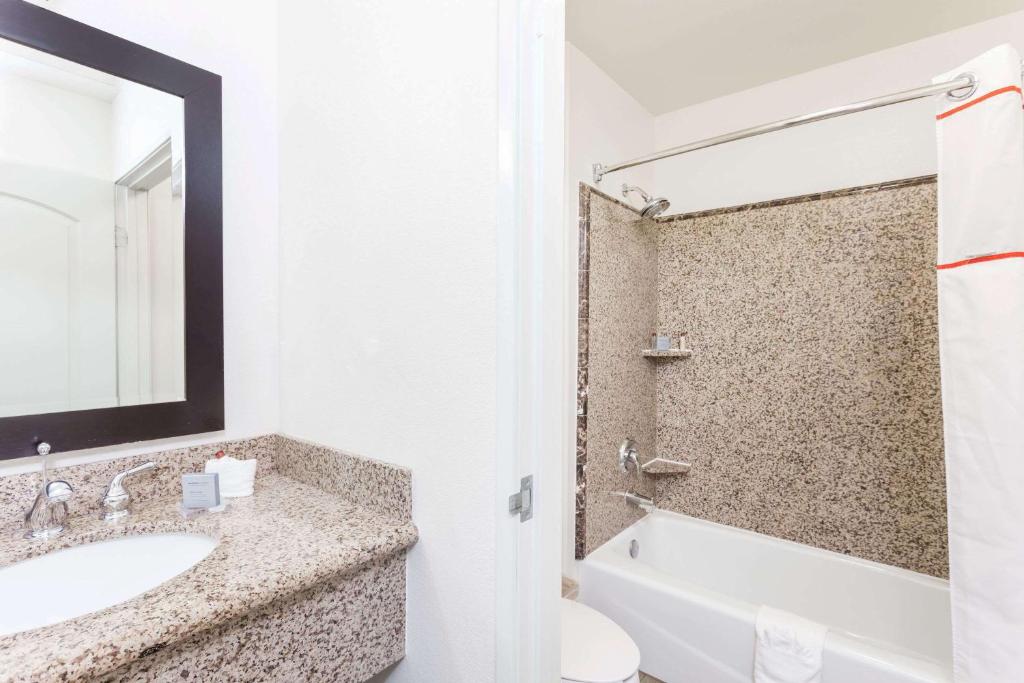 Hawthorn Suites - Queen Suite - Non-Smoking