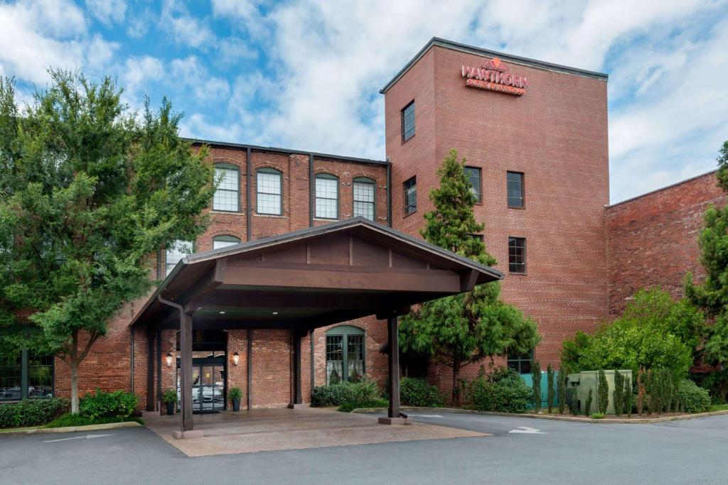 un edificio de ladrillo con un cartel encima en Hawthorn Extended Stay by Wyndham Rome, en Rome