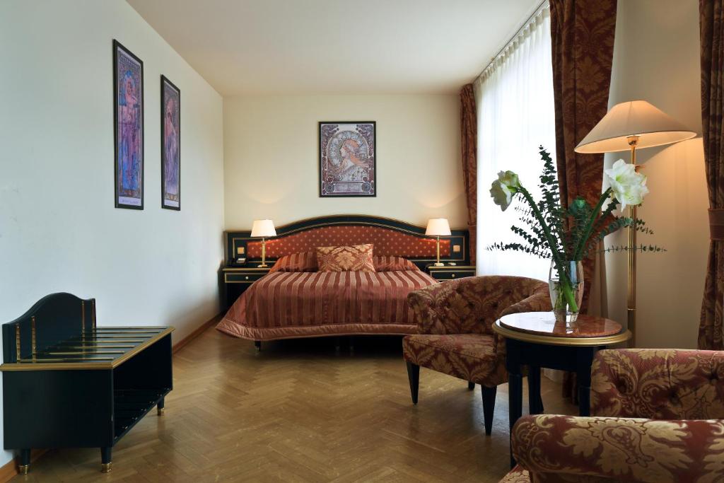 Postel nebo postele na pokoji v ubytování Elysee Hotel