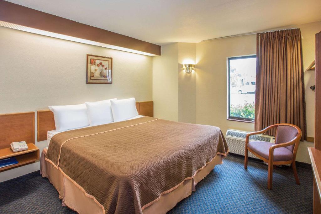 Travelodge by Wyndham Fort Myers Airport - 