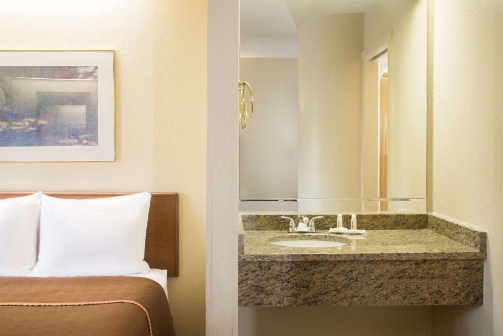 Travelodge by Wyndham Fort Myers Airport - Chambre Queen - Non-Fumeurs