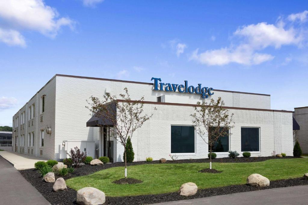 a large white building with a travelodge sign on it at Travelodge by Wyndham Hubbard OH in Hubbard