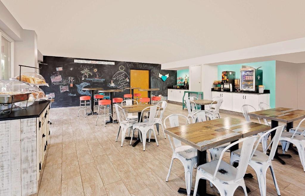 Surf & Sand Hotel - Free Hot Breakfast & Rentals photo