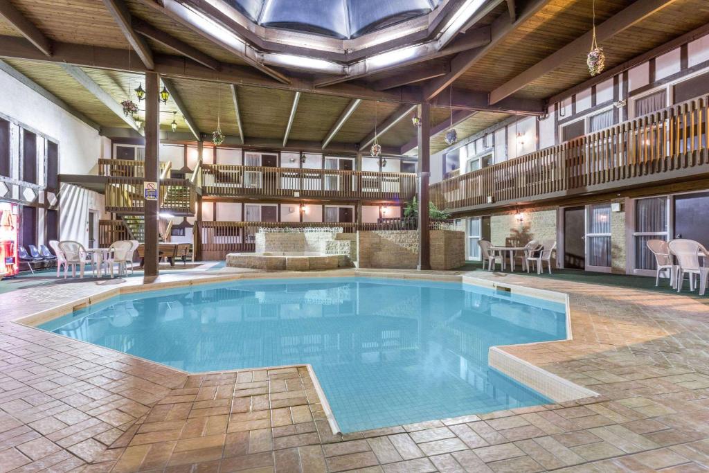 a large swimming pool in the middle of a building at MOOSEJAW INN in Moose Jaw