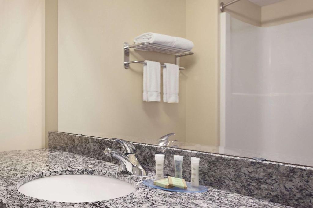 Super 8 by Wyndham Saskatoon Near Downtown - Resim 8