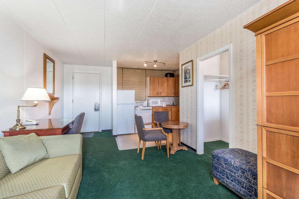 Kuchyň nebo kuchyňský kout v ubytování MOOSEJAW INN