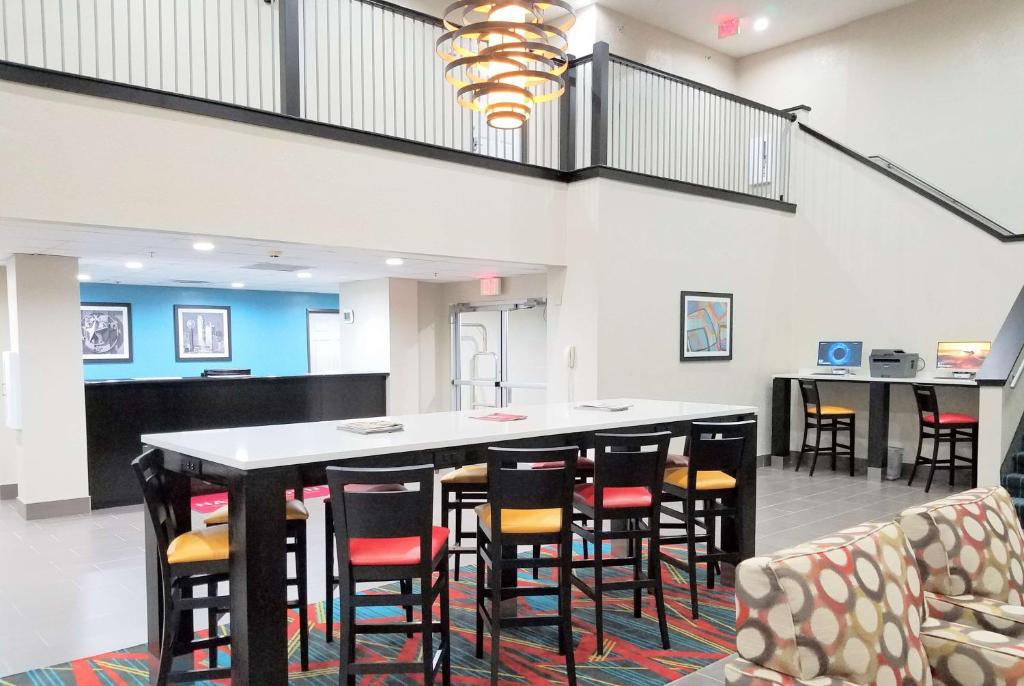 Posezení v ubytování Hawthorn Suites Irving DFW South