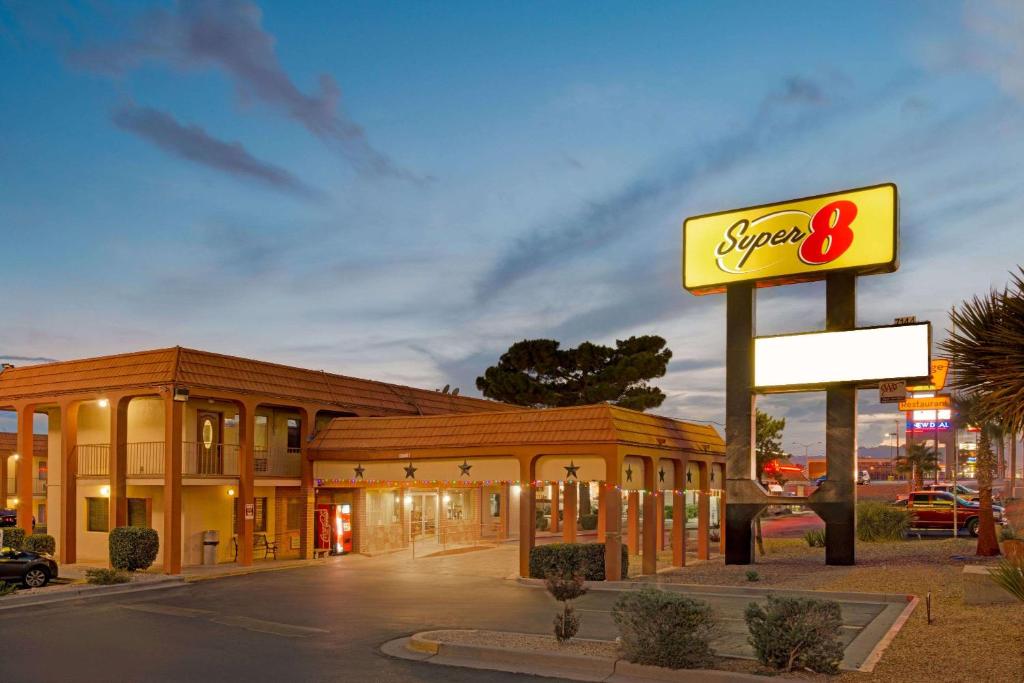 un restaurante de comida rápida con un cartel delante en Super 8 by Wyndham El Paso Airport, en El Paso