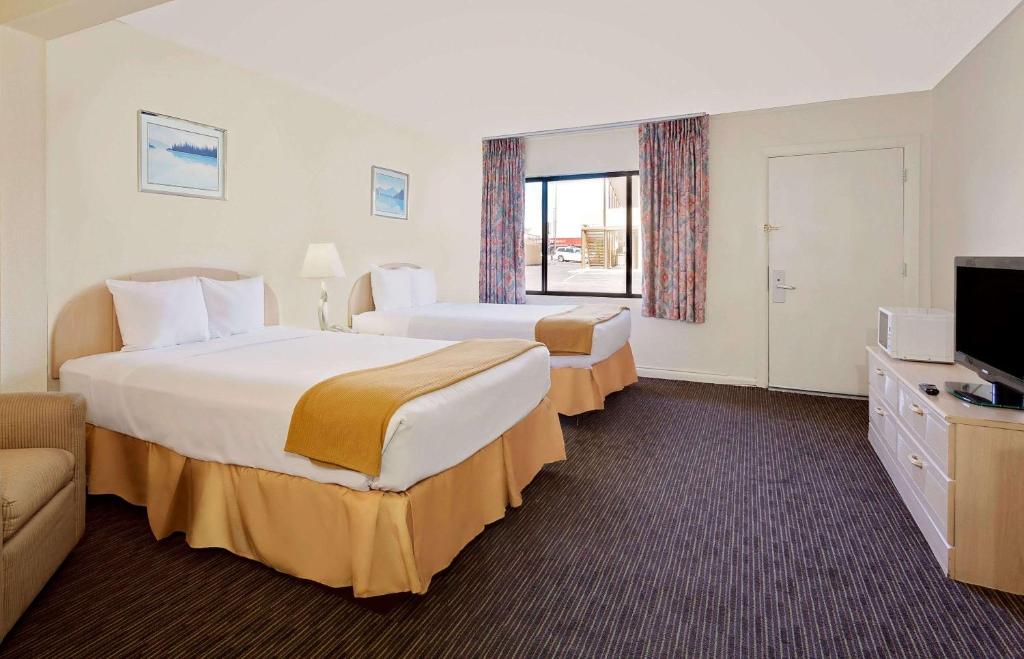 Postel nebo postele na pokoji v ubytování Knights Inn Page