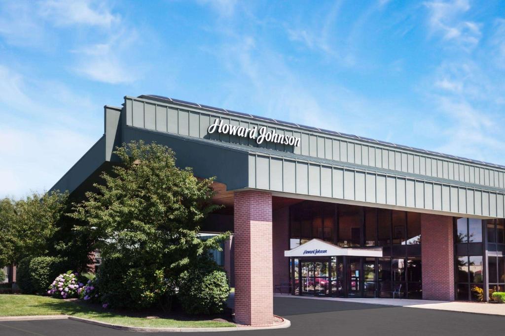 a store front of a shopping center at Howard Johnson by Wyndham Evansville East in Evansville