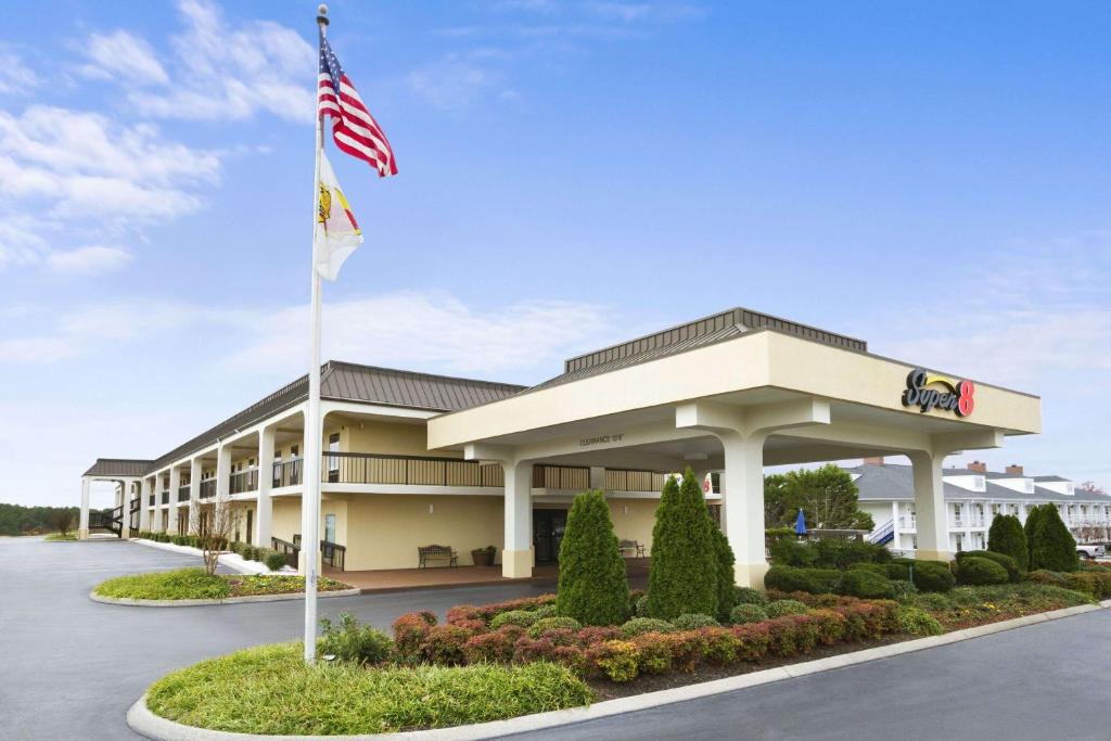 卡爾洪的住宿－卡爾霍恩速8酒店，享有酒店前方的美国国旗景色