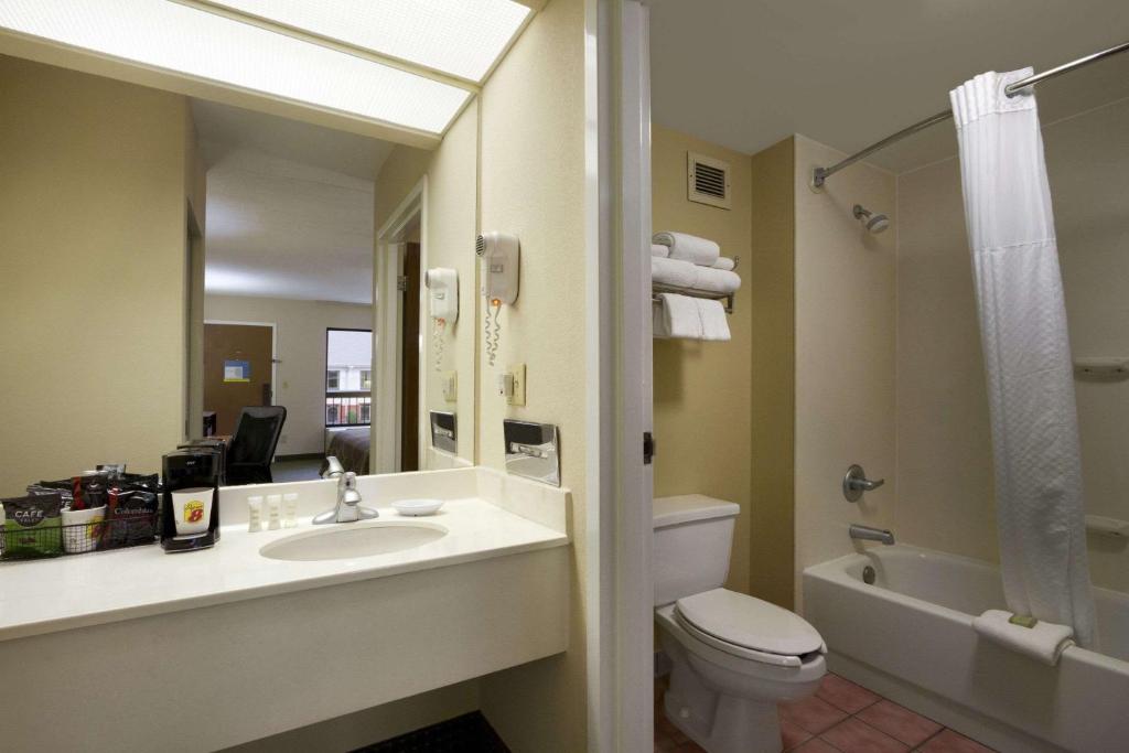 Super 8 by Wyndham Calhoun - Superior King Room - Non-Smoking