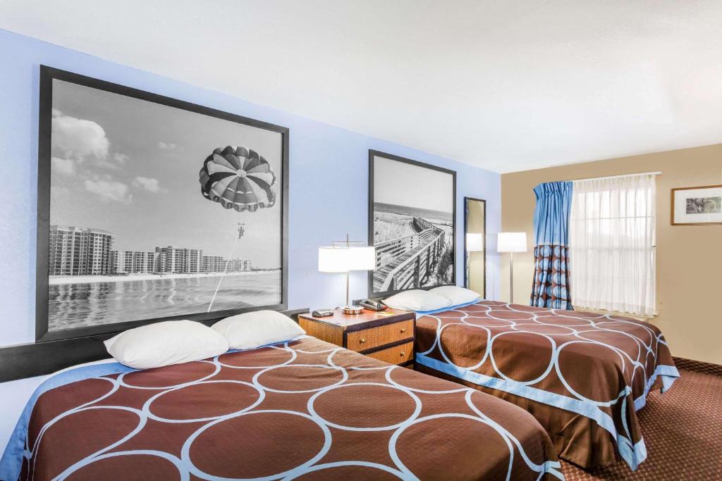 Super 8 by Wyndham Foley - Queen Room With Two Queen Beds - Non-Smoking
