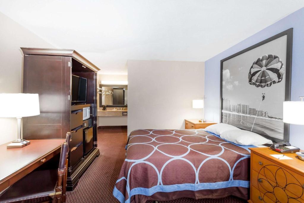 Super 8 by Wyndham Foley - King Room - Non-Smoking