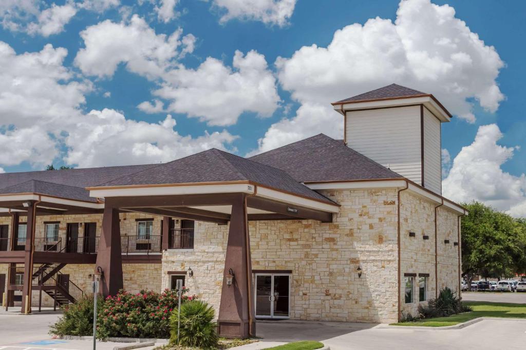 Atria Inn & Suites - Housity