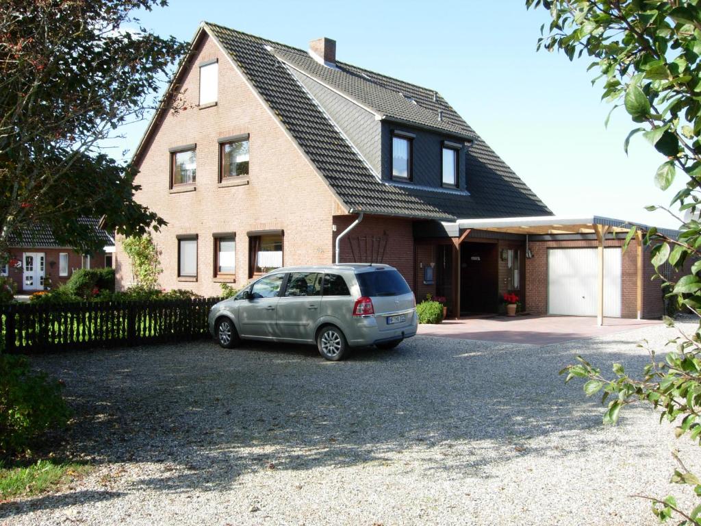 a car parked in front of a house at Ferienwohnungen im Osterkoog in Nordstrand