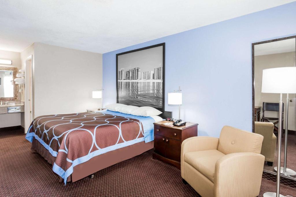 Super 8 by Wyndham Foley - Queen Room - Mobility Access/Non-Smoking