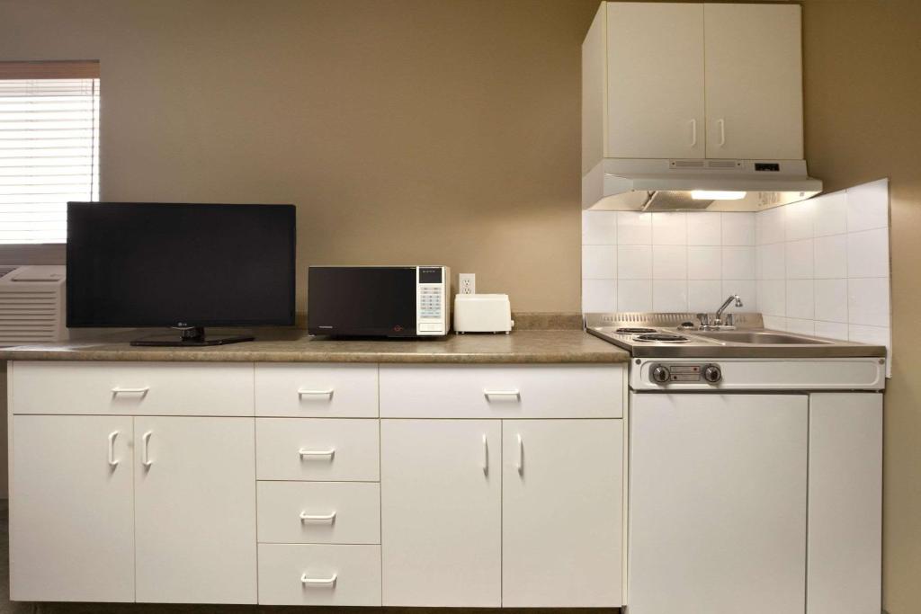 Kuchyň nebo kuchyňský kout v ubytování Central Suite Hotel
