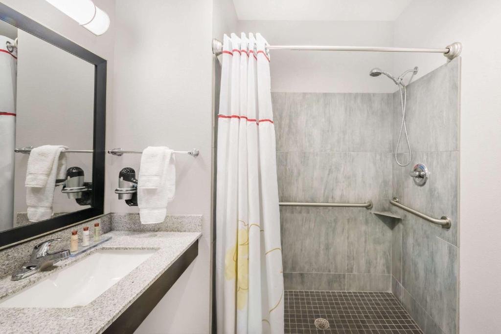 Hawthorn Extended Stay by Wyndham Midland - Kamer Met Kingsize Bed - Niet-roken