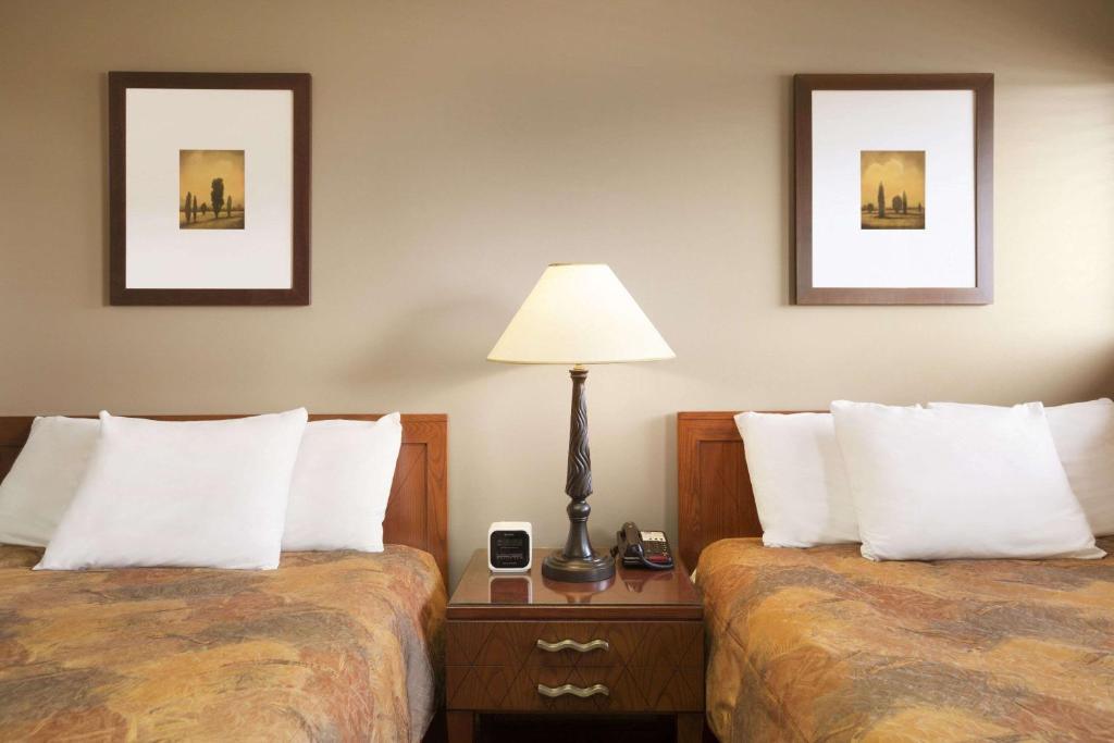 Postel nebo postele na pokoji v ubytování Central Suite Hotel