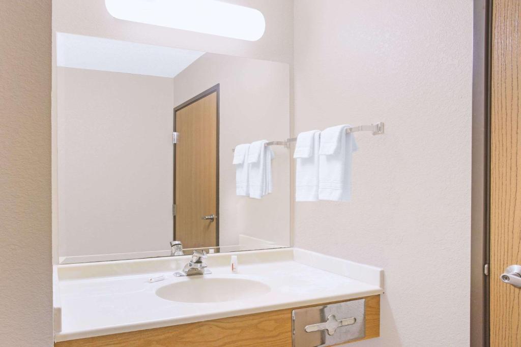 Super 8 by Wyndham Davenport - King Room - Disability Access - Non-Smoking