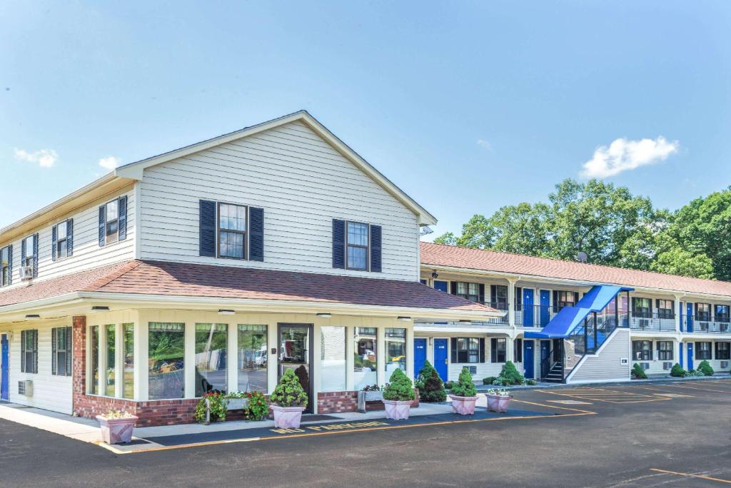 a rendering of the front of the inn at Knights Inn North Attleboro in North Attleboro