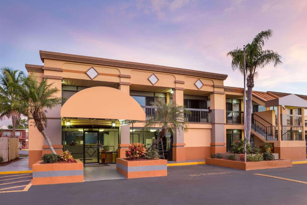 una representación de la parte delantera de un hotel en Travelodge by Wyndham Fort Myers North, en North Fort Myers