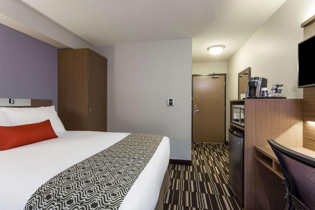Postel nebo postele na pokoji v ubytování Microtel Inn and Suites by Wyndham Kitimat