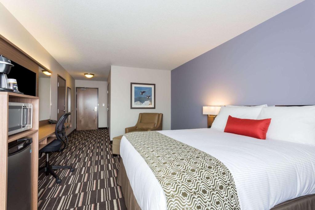 Postel nebo postele na pokoji v ubytování Microtel Inn and Suites by Wyndham Kitimat