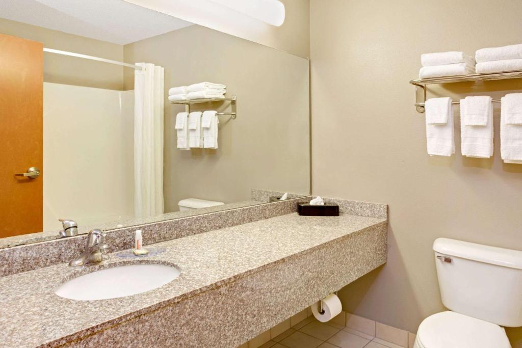 Super 8 by Wyndham South Bend - Habitación Con Cama Extragrande - No Fumadores