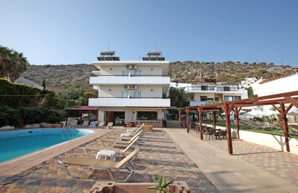 Bazén v ubytování Iraklis Apartments nebo v jeho okolí