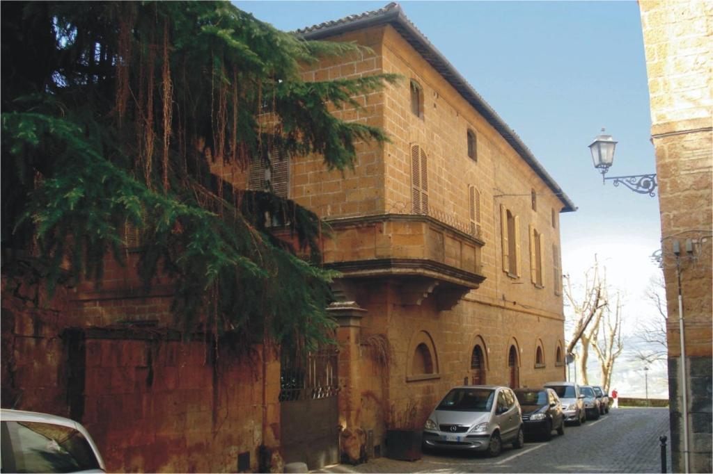 un edificio con coches aparcados al lado de una calle en Porta Vivaria Orvieto- Private Parking, en Orvieto