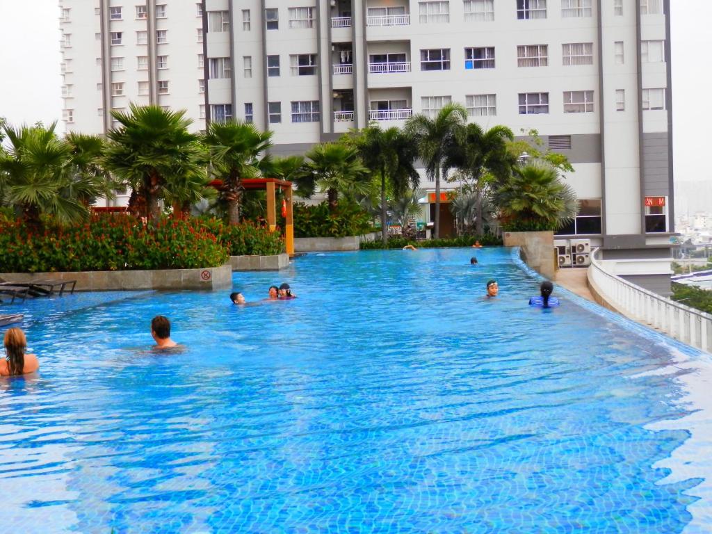 un groupe de personnes dans une piscine d'un hôtel dans l'établissement Sunrise City Trang' s Apartment W2-1704, à Hô-Chi-Minh-Ville