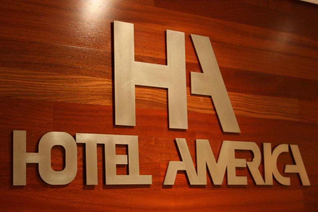 Un cartello che dice "Hillemite" su un tavolo di legno. di Hotel America Igualada a Igualada