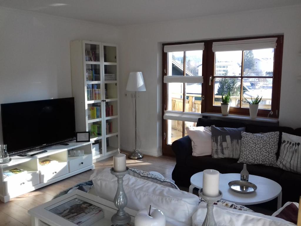 Televízia a/alebo spoločenská miestnosť v ubytovaní Ferienwohnung Wiesmühlstrasse
