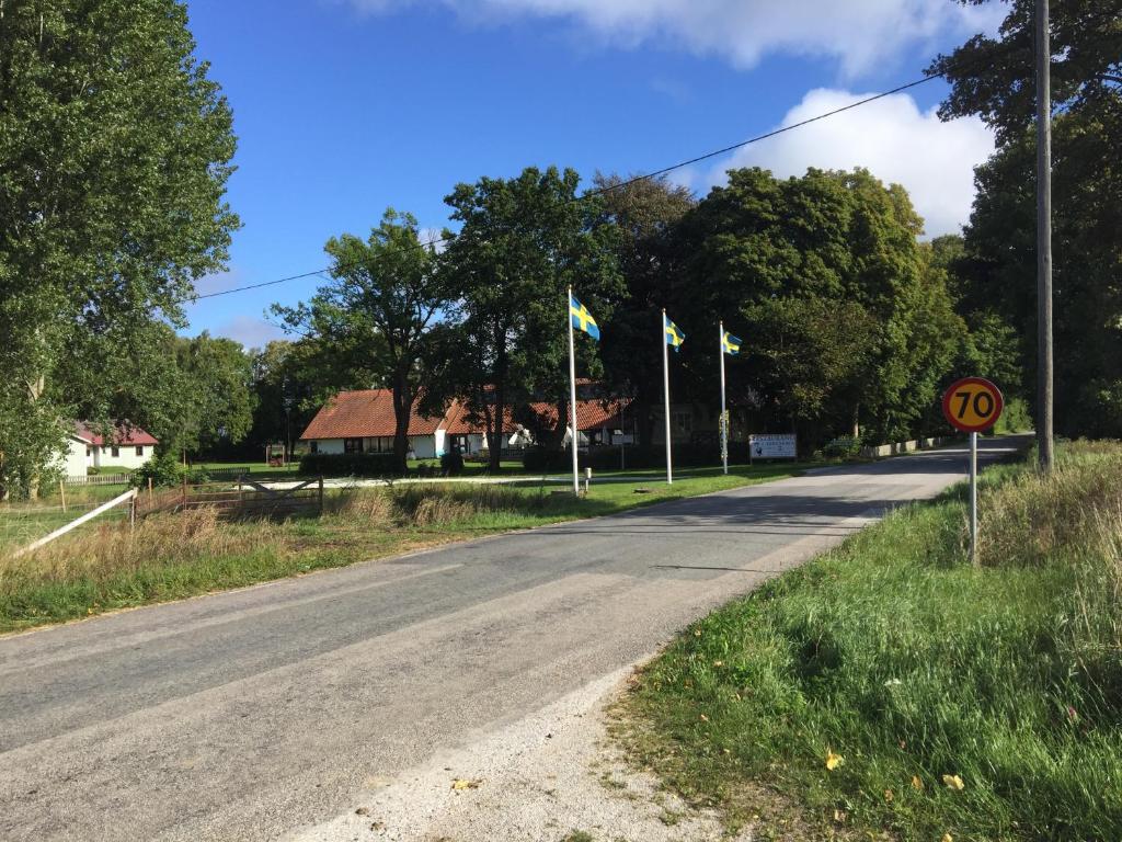 eine leere Straße mit Flaggen am Straßenrand in der Unterkunft Ekegården in Havdhem
