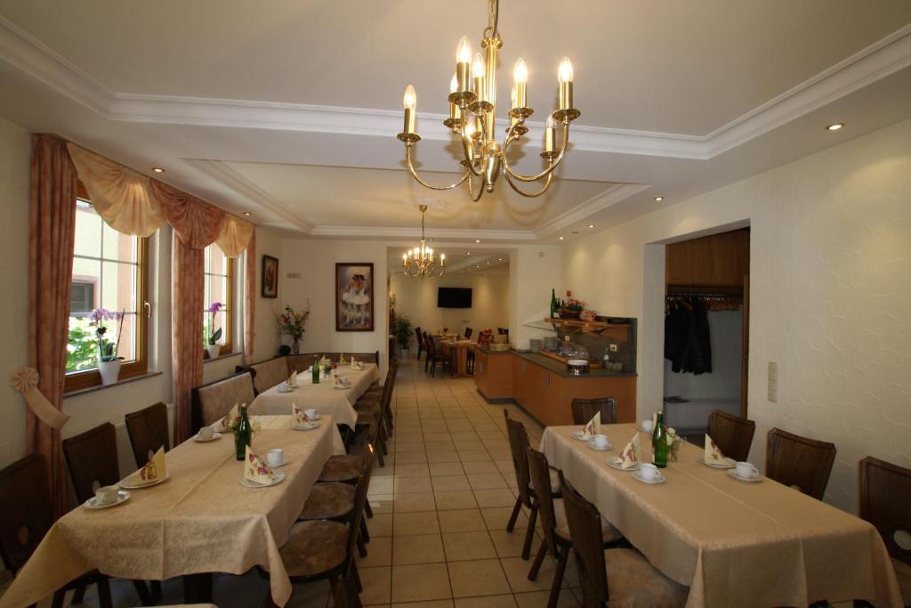 Restaurace v ubytování Weingut Gästehaus Derkum